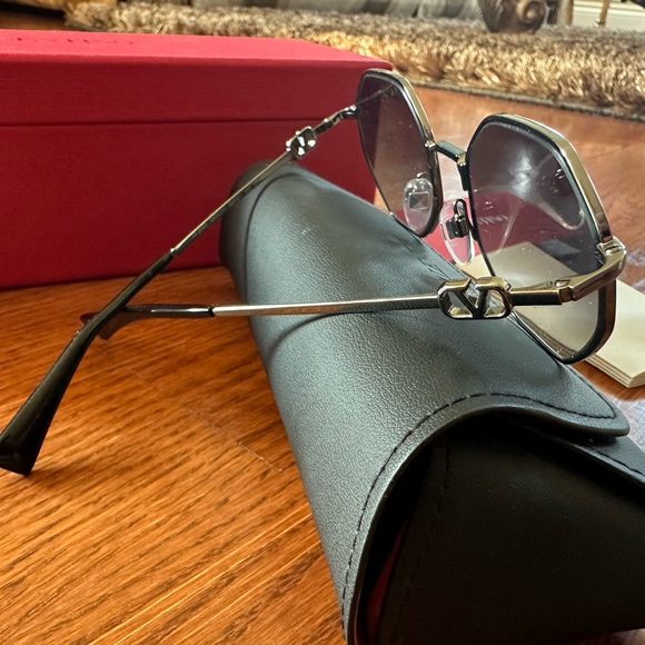 VALENTINO SUNGLASSES - Picture 2 of 4